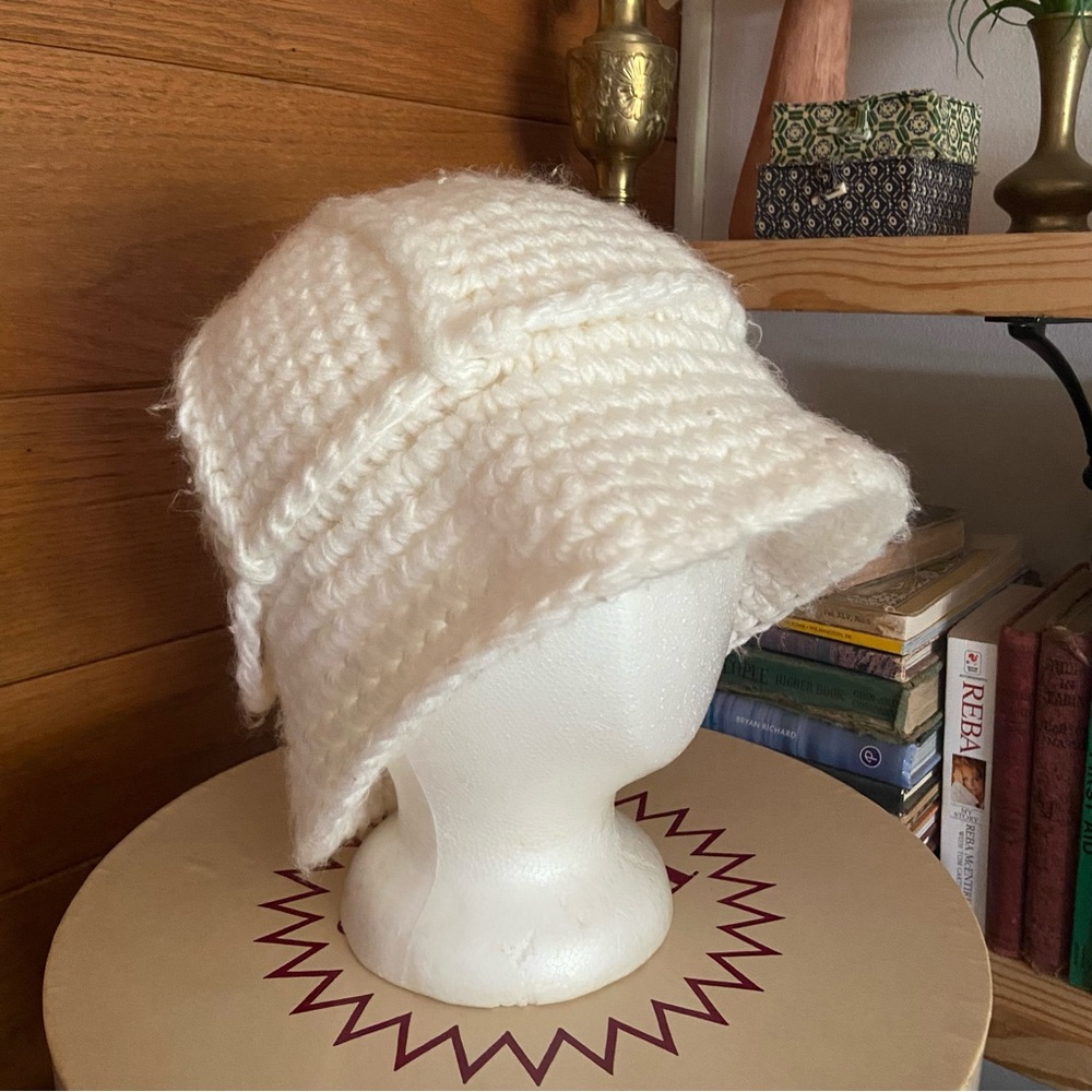 Vintage 70s white handmade crochet bucket hat